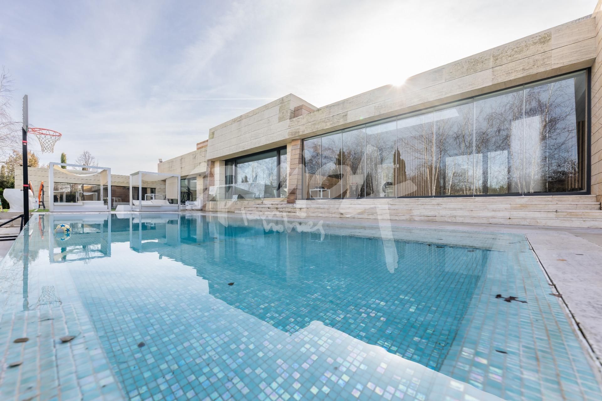 Swimming pool of House or chalet for sale in Pozuelo de Alarcón  with Air Conditioner, Private garden and Terrace