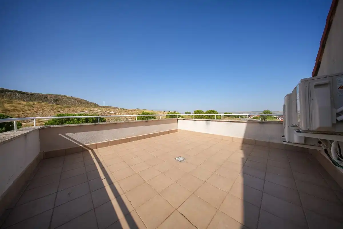 Terrassa de Casa adosada en venda en Aranjuez amb Aire condicionat, Calefacció i Jardí privat