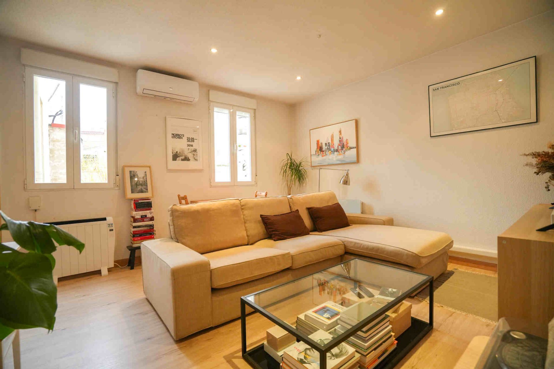 Sala d'estar de Pis en venda en  Madrid Capital amb Aire condicionat, Terrassa i Moblat