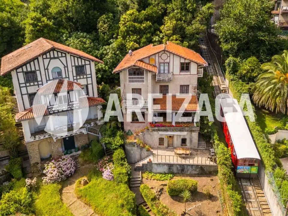 Vista exterior de Casa o xalet en venda en Donostia - San Sebastián  amb Calefacció, Jardí privat i Terrassa