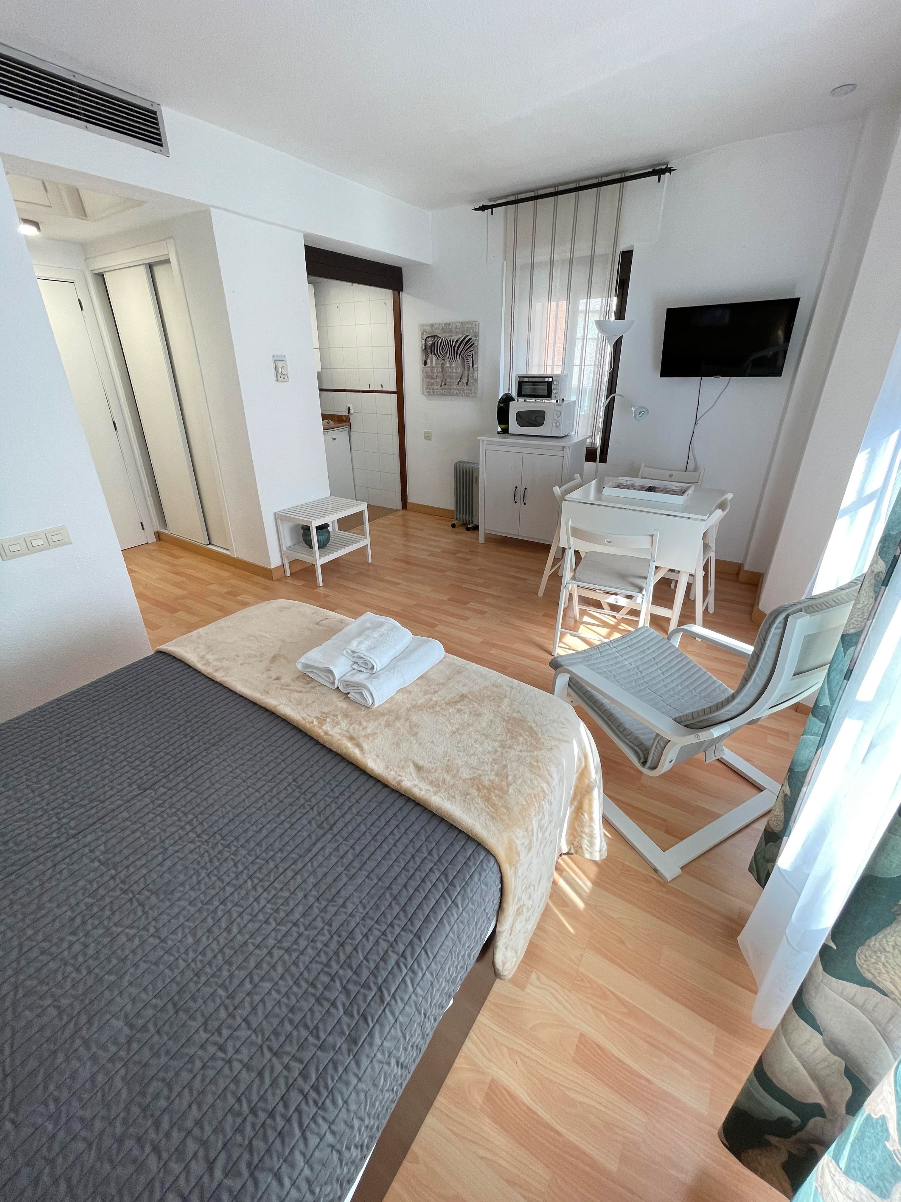 Dormitori de Estudi de lloguer en  Sevilla Capital amb Aire condicionat, Parquet i Moblat