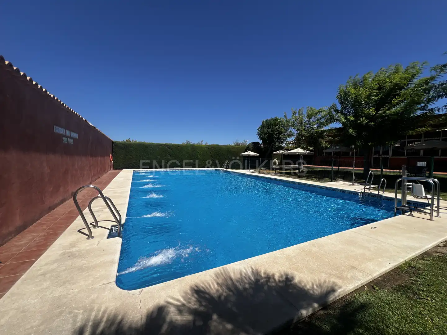 Piscina de Casa o chalet en venta en Bormujos con Aire acondicionado, Calefacción y Jardín privado