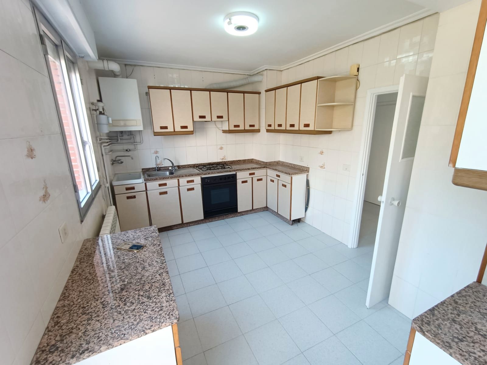 Cocina de Piso en venta en Ourense Capital  con Calefacción, Horno y Lavadora