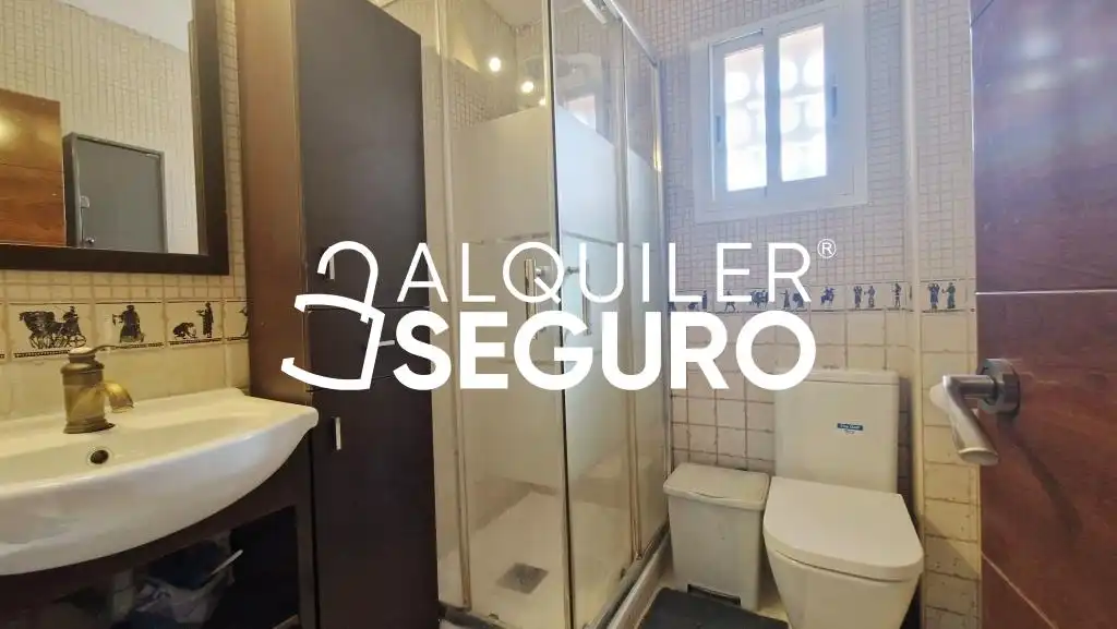 Bathroom of Flat for rent in Madrid  with Air Conditioner, Heating and Furnished