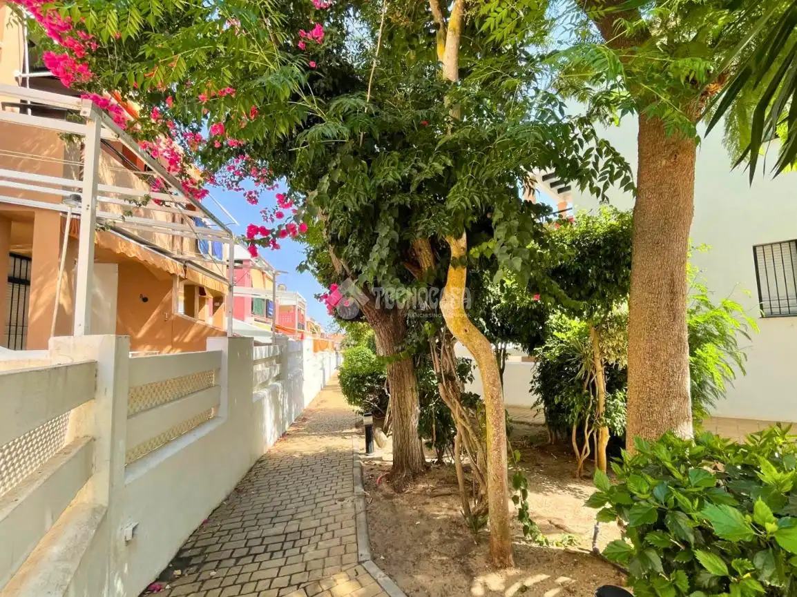 Vista exterior de Ático en venta en Chiclana de la Frontera con Trastero y Balcón
