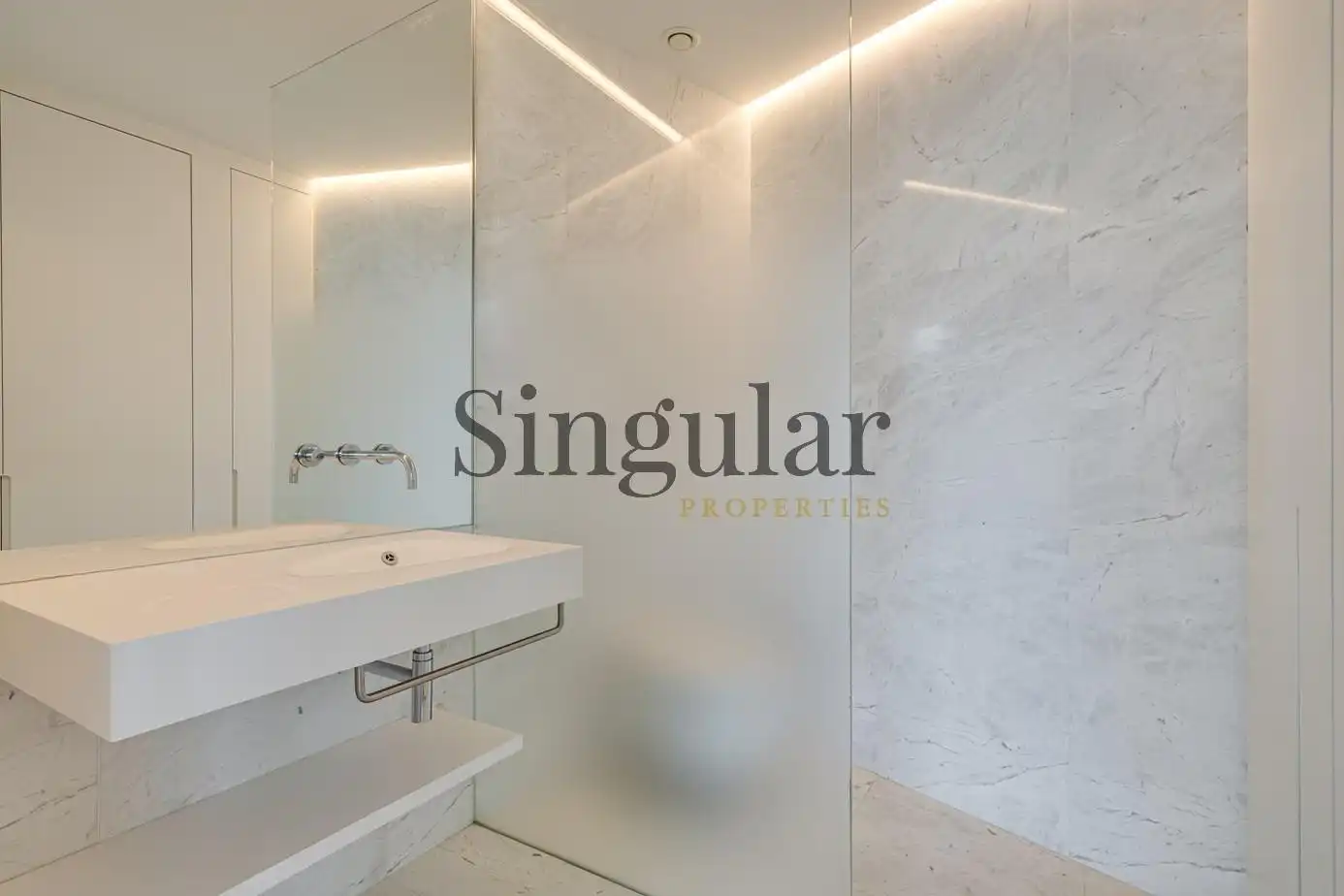 Bathroom of Duplexes for sale in Barcelona  with Heating, Parquet flooring and Terrace