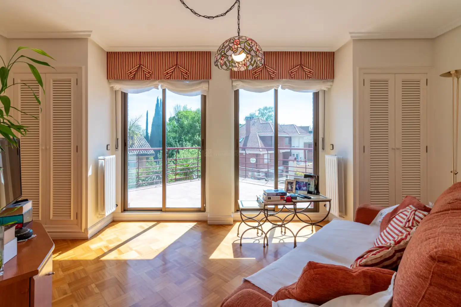 Sala d'estar de Casa o xalet en venda en  Logroño amb Calefacció, Jardí privat i Terrassa