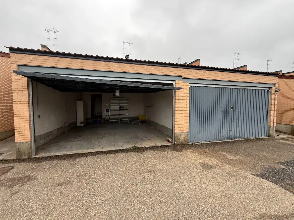 Aparcament de Casa adosada en venda en Garrafe de Torío amb Calefacció, Jardí privat i Parquet