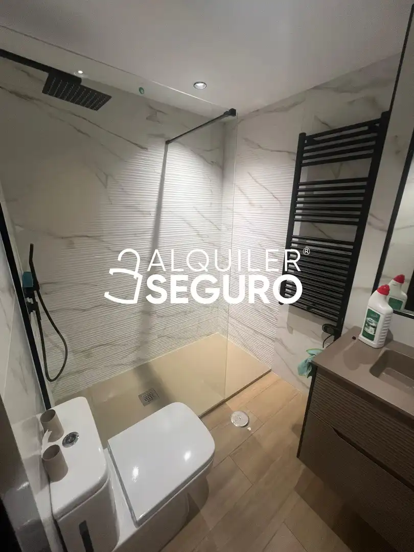 Bany de Pis de lloguer en Madrid amb Aire condicionat, Calefacció i Piscina