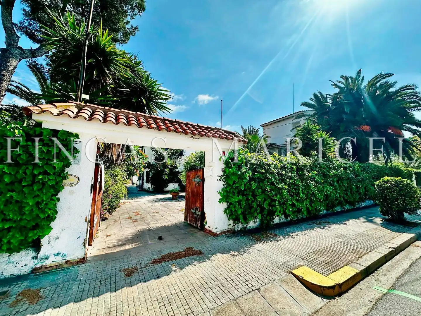 Vista exterior de Casa o xalet en venda en Sitges amb Aire condicionat, Calefacció i Jardí privat