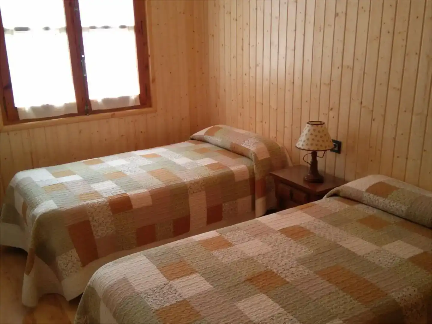 Schlafzimmer von Wohnungen zur Miete in Sahún mit Privatgarten, Parkett und Möbliert