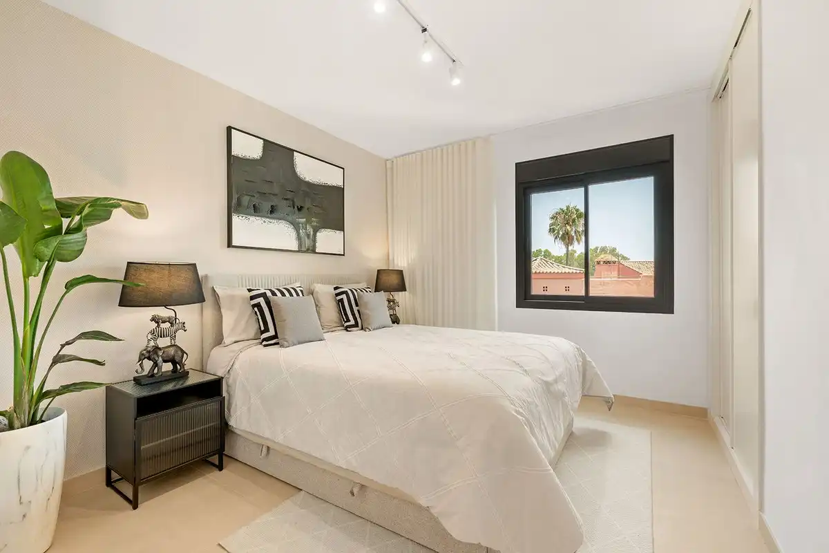 Dormitori de Casa adosada en venda en Marbella amb Aire condicionat, Terrassa i Piscina comunitària