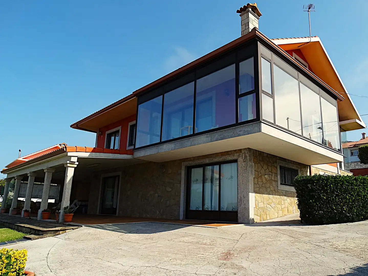 Vista exterior de Casa o xalet en venda en Valdoviño amb Calefacció, Jardí privat i Parquet