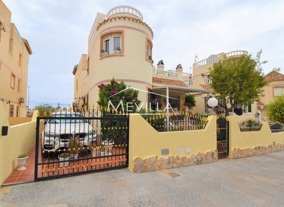 Vista exterior de Casa o xalet en venda en Orihuela amb Aire condicionat i Terrassa