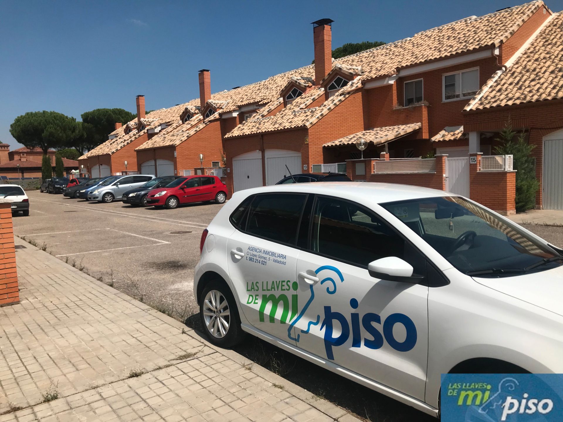 Aparcament de Casa adosada en venda en Aldeamayor de San Martín amb Calefacció, Jardí privat i Parquet