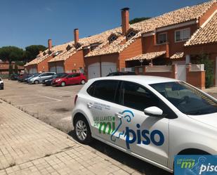 Aparcament de Casa adosada en venda en Aldeamayor de San Martín amb Calefacció, Jardí privat i Parquet