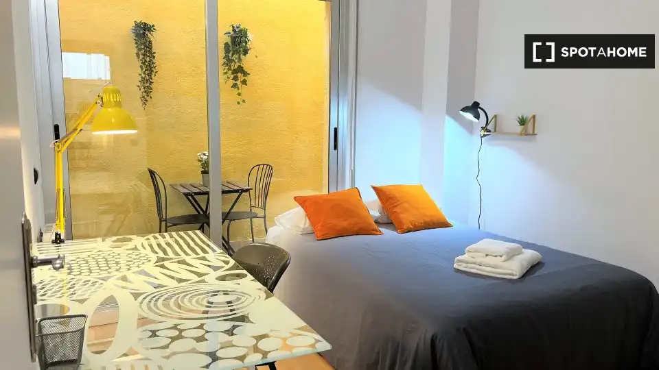 Bedroom of Flat for share in Barcelona  with Air Conditioner, Heating and Furnished
