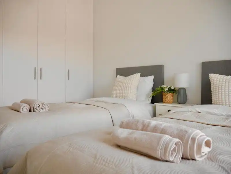 Habitación de Apartamento de alquiler en Estepona con Aire acondicionado, Terraza y Piscina