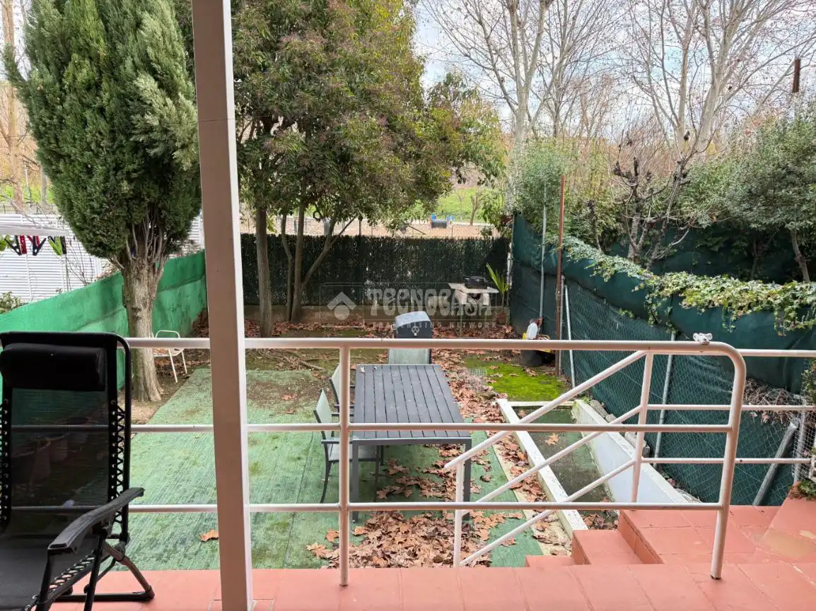 Terrasse von Einfamilien-Reihenhaus zum Verkauf in Guadalajara mit Klimaanlage, Heizung und Privatgarten