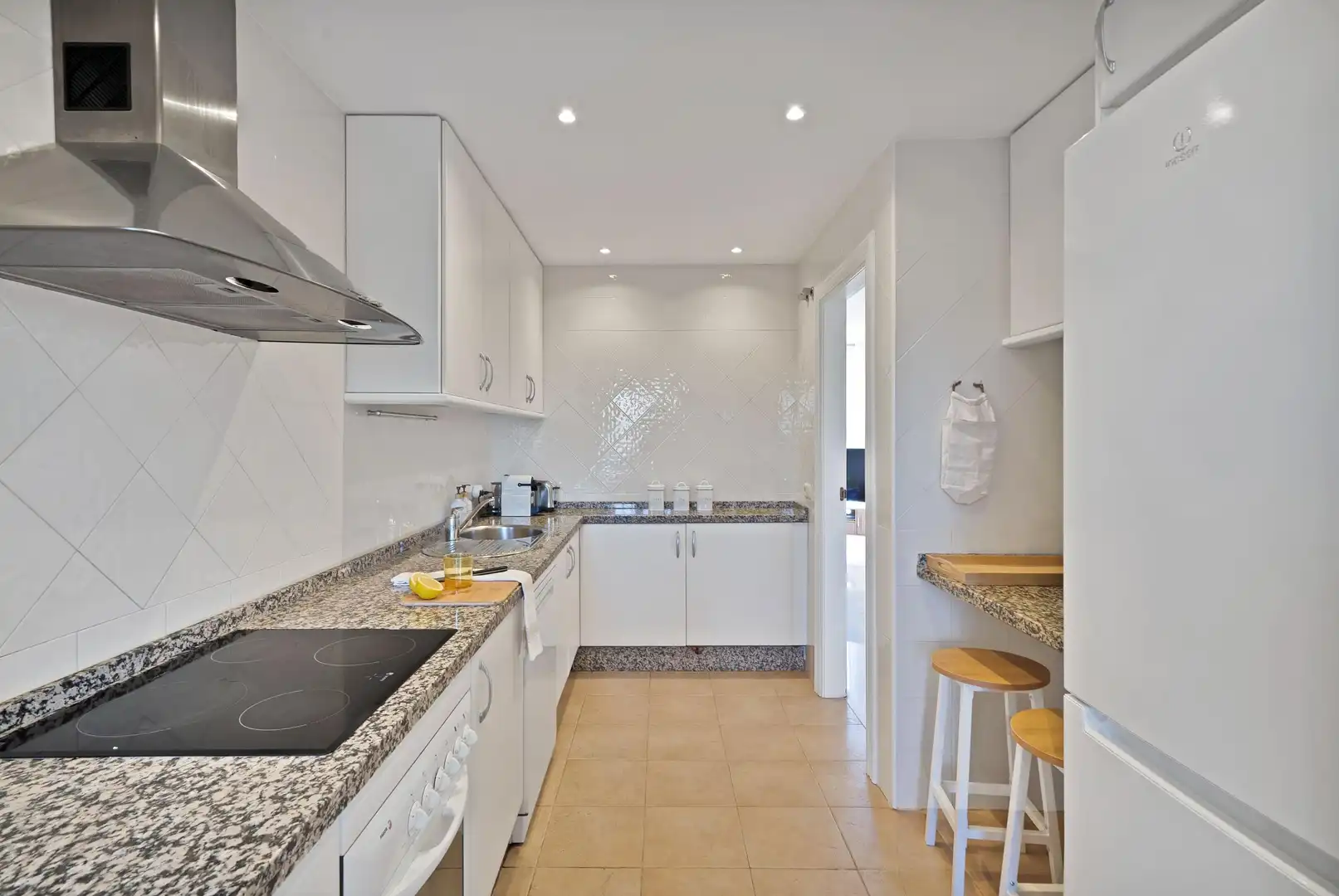 Cuina de Apartament de lloguer en Marbella amb Jardí privat, Terrassa i Moblat