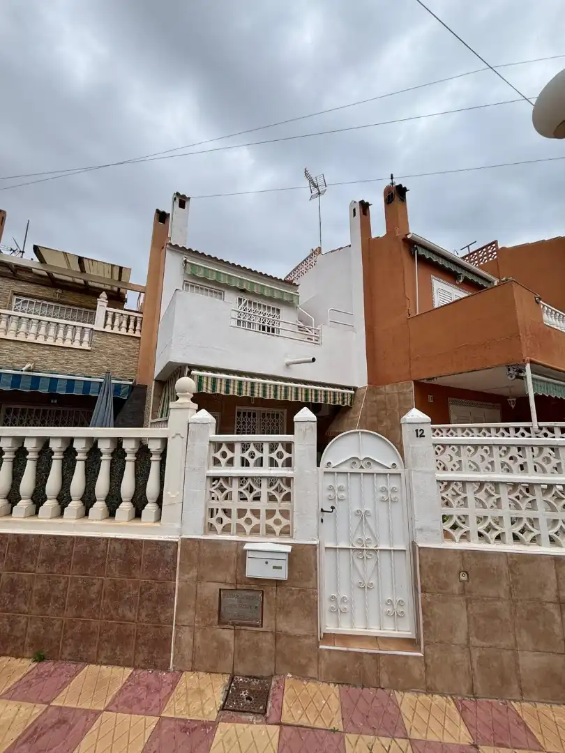 Vista exterior de Casa adosada en venta en Torrevieja con Amueblado
