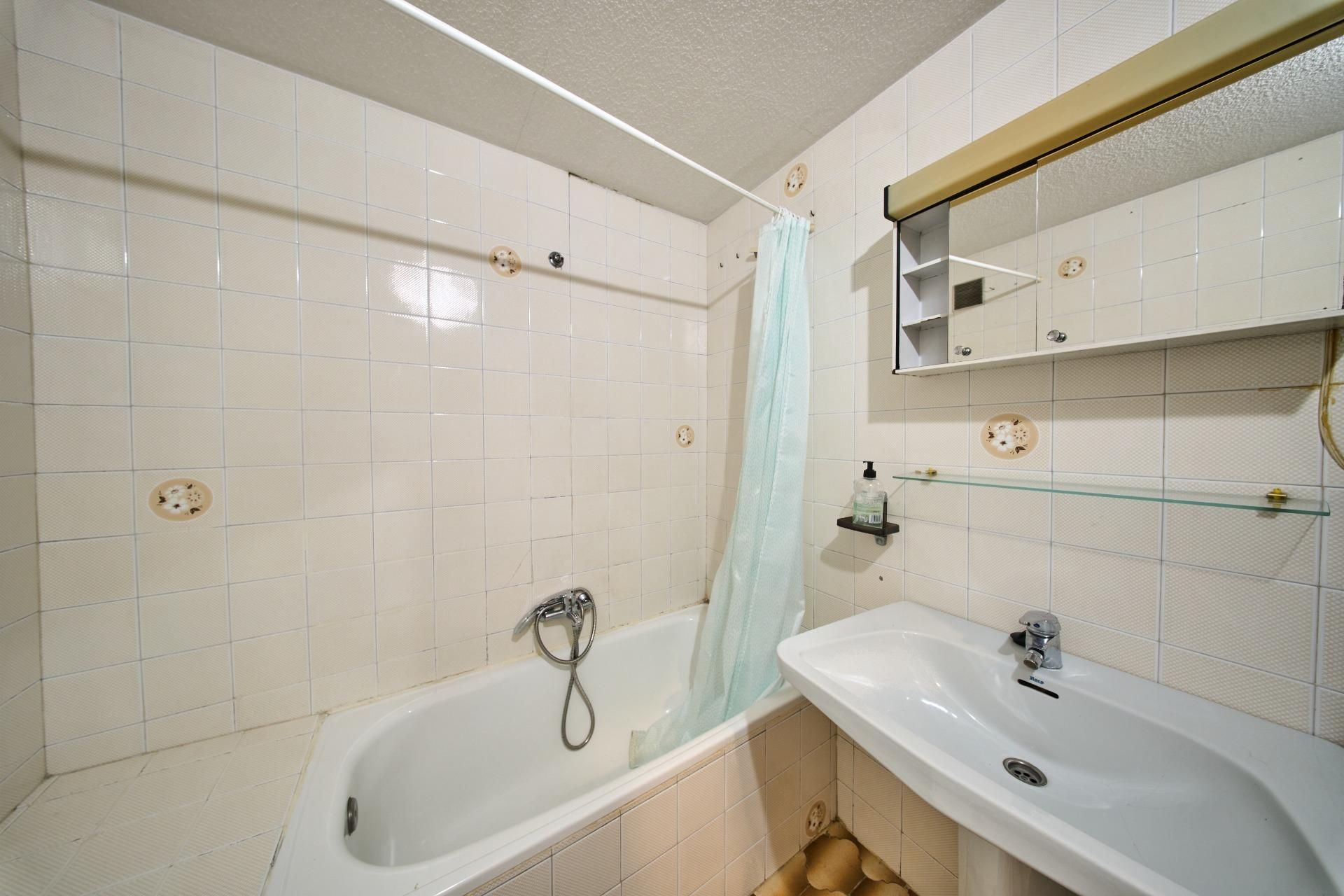 Bany de Apartament en venda en  Granada Capital amb Calefacció
