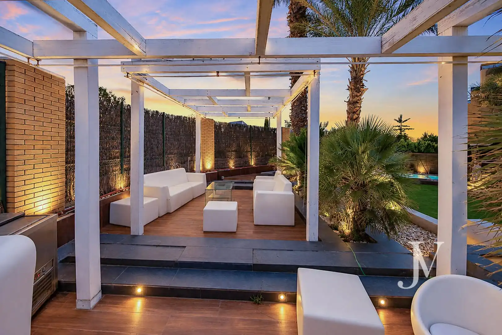 Terrasse von Einfamilien-Reihenhaus zum Verkauf in Pozuelo de Alarcón mit Klimaanlage, Heizung und Privatgarten