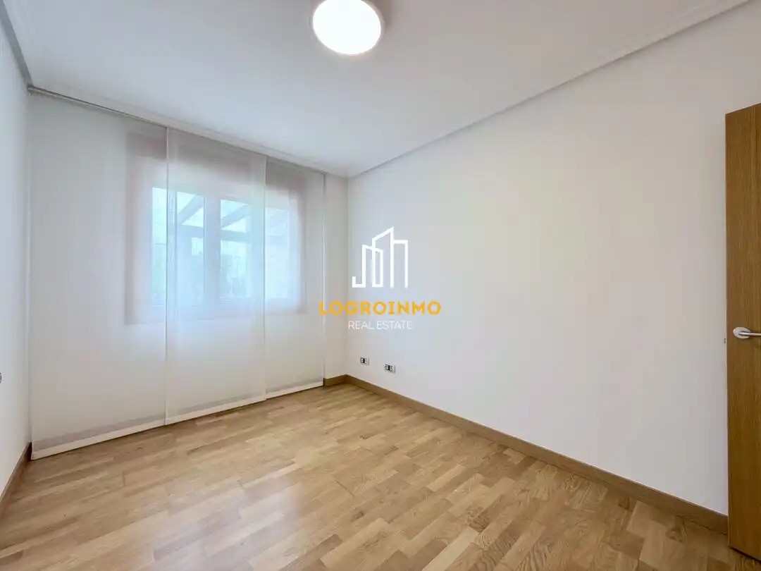 Bedroom of Flat for sale in  Logroño  with Air Conditioner, Heating and Private garden