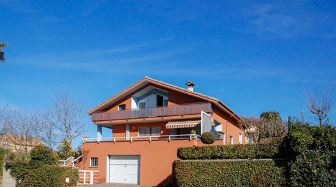CHALET CON JARDÍN, ASCENSOR Y VISTAS EN LA ZONA RESIDENCIAL DE LES FONTS – BATET (OLOT)
