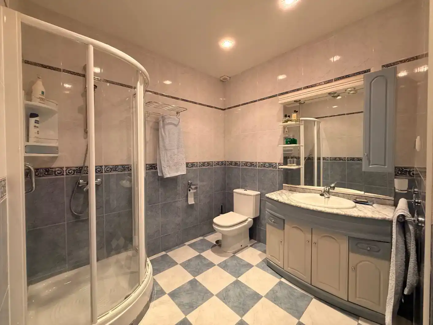 Bany de Casa o xalet en venda en Villa del Prado amb Aire condicionat, Jardí privat i Traster