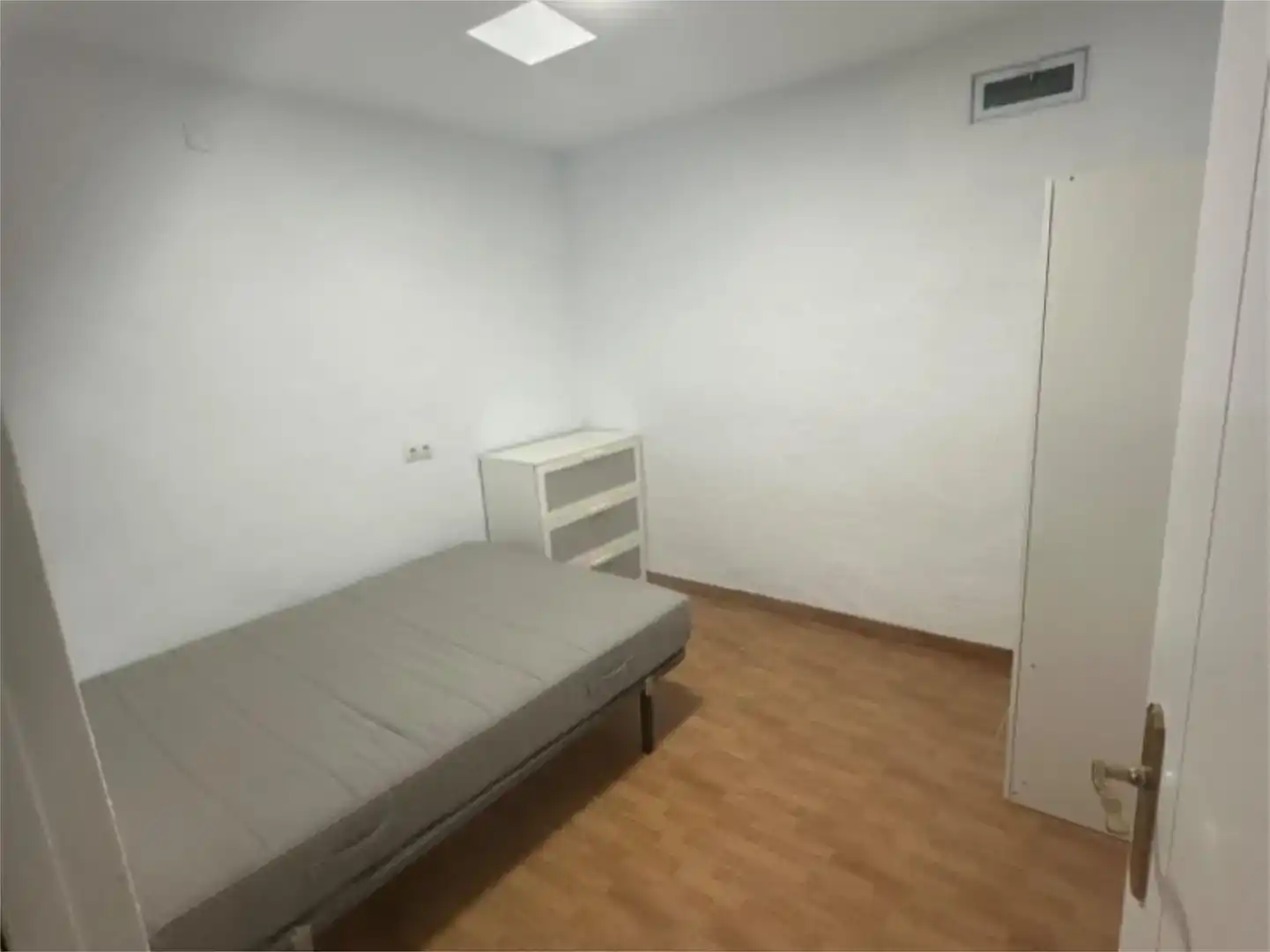 Dormitori de Apartament de lloguer en Nerja amb Jardí privat i Moblat