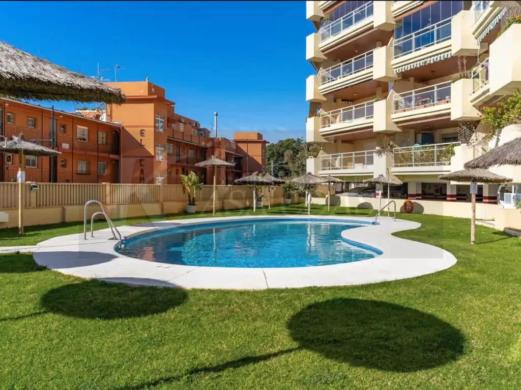 Piscina de Piso en venta en Fuengirola con Aire acondicionado, Jardín privado y Terraza