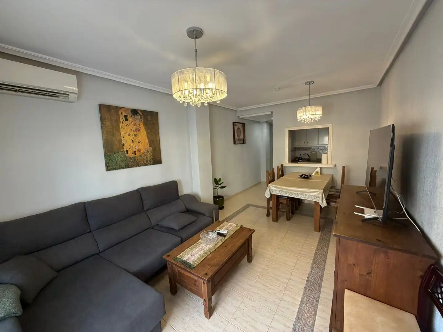 Sala d'estar de Pis de lloguer en Torrevieja amb Aire condicionat, Terrassa i Moblat