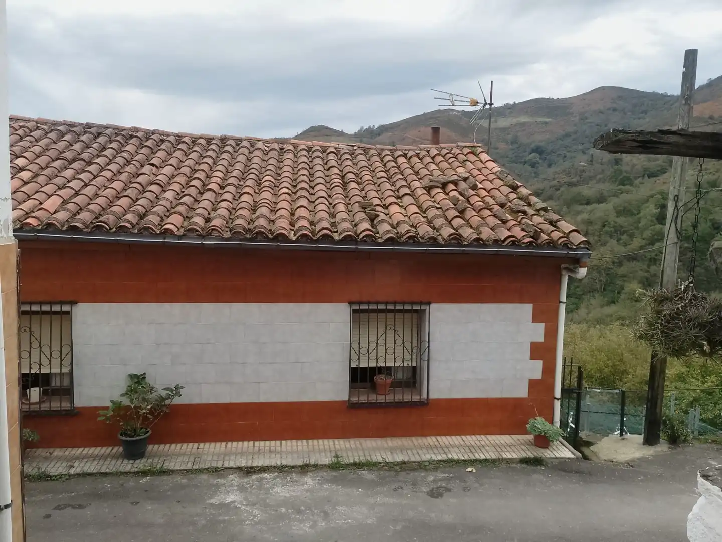 Außenansicht von Einfamilien-Reihenhaus zum Verkauf in Langreo mit Heizung, Parkett und Terrasse