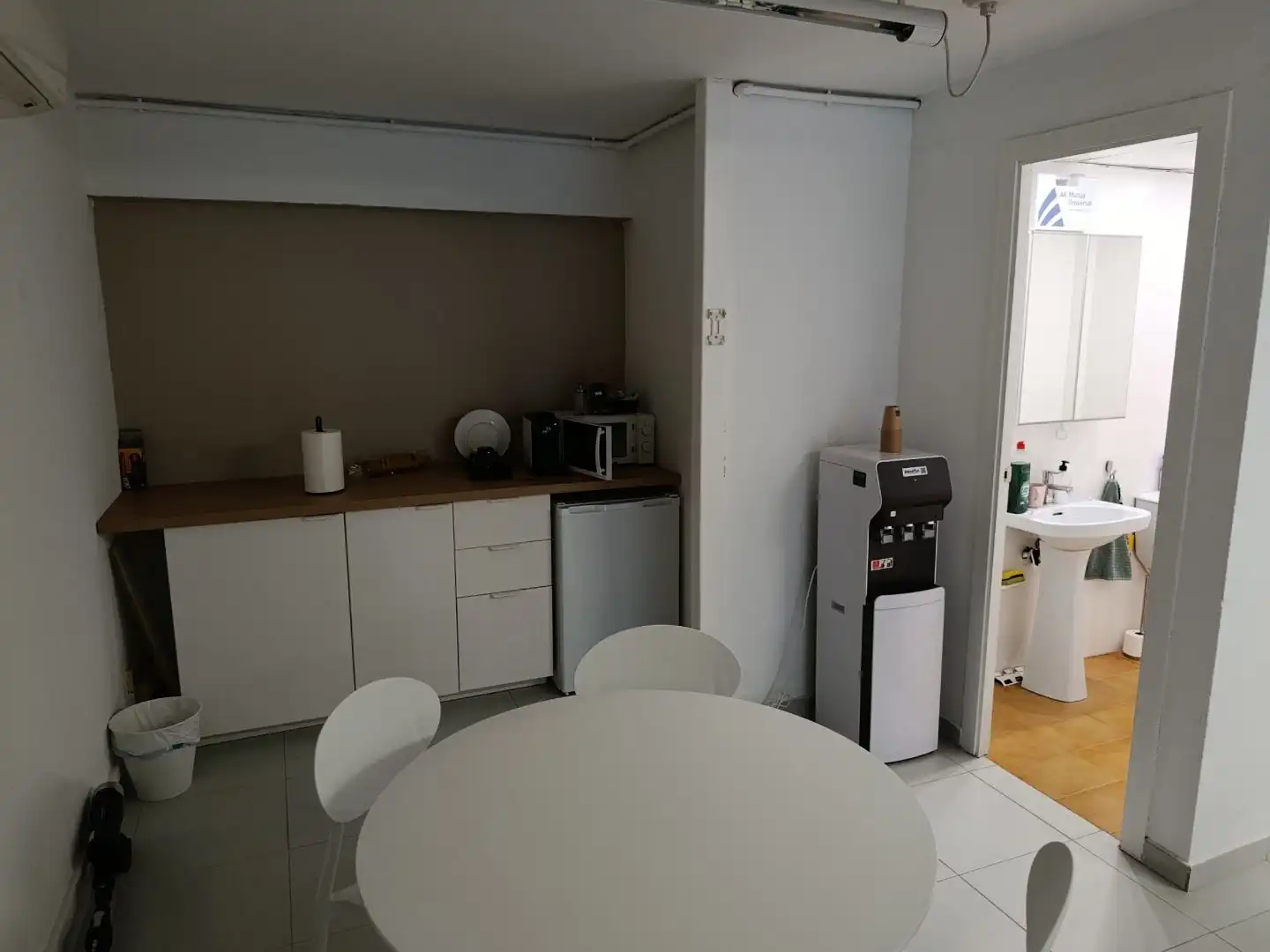 Cuina de Oficina de lloguer en Barcelona amb Aire condicionat i Calefacció