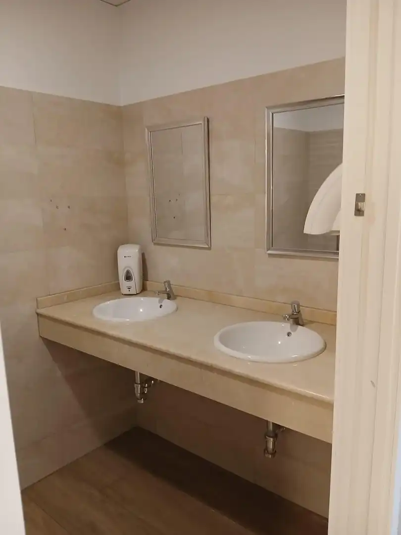 Bathroom of Commercial properties for transfer in Sevilla  with Air Conditioner and Furnished