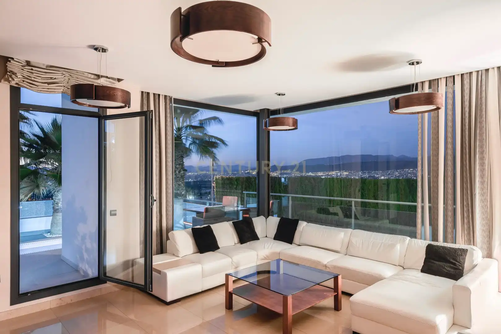 Sala d'estar de Casa o xalet en venda en La Zubia amb Aire condicionat, Jardí privat i Traster