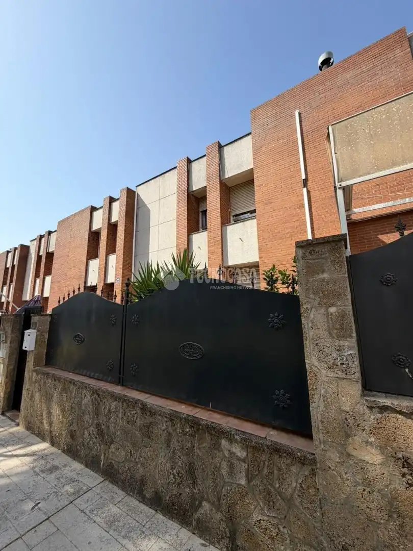 Vista exterior de Casa adosada en venda en Jerez de la Frontera amb Aire condicionat