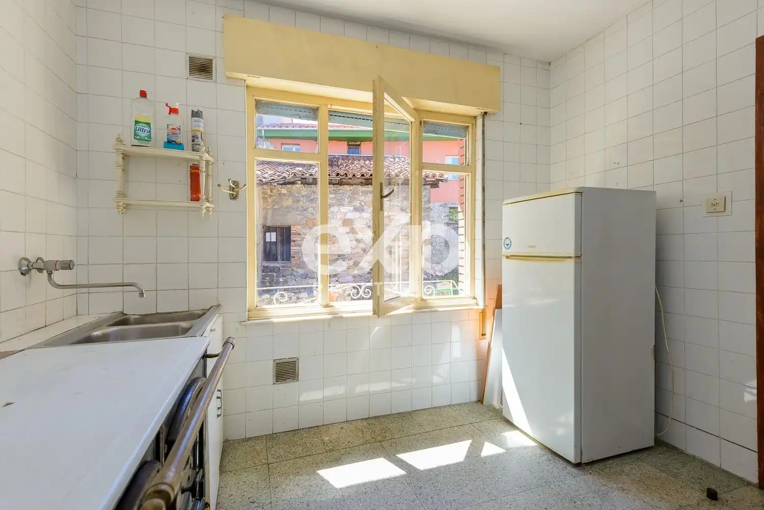 Cuina de Casa o xalet en venda en Lena amb Traster i Moblat
