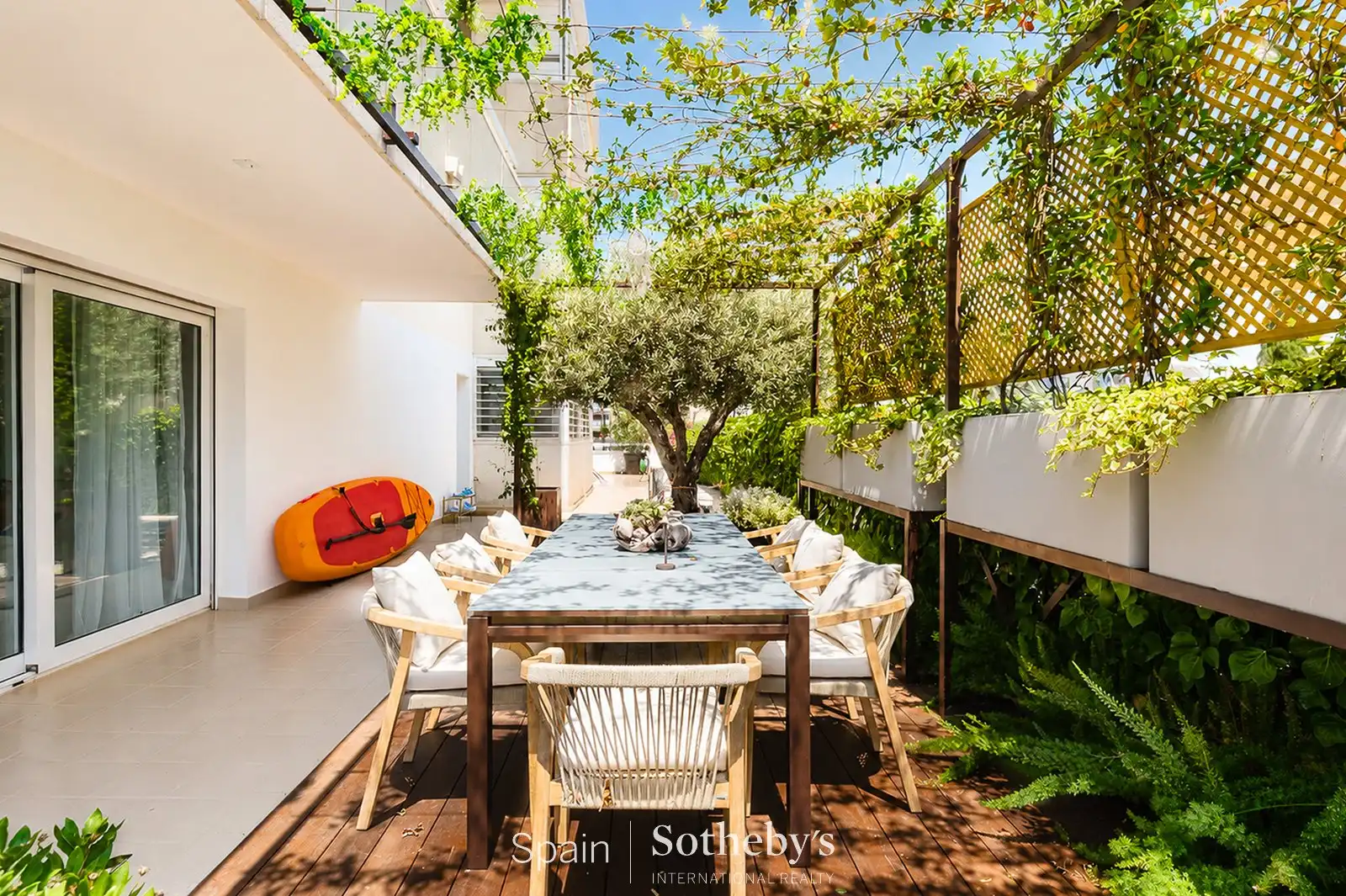 Terrasse von Wohnungen zum Verkauf in Sitges mit Klimaanlage, Heizung und Privatgarten