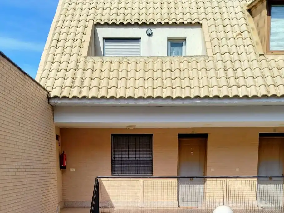 Außenansicht von Maisonette zur Miete in Ciudad Real Capital mit Klimaanlage, Terrasse und Balkon