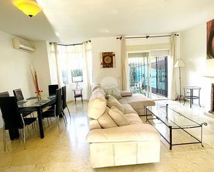 Living room of Single-family semi-detached to rent in Estepona  with Air Conditioner and Balcony