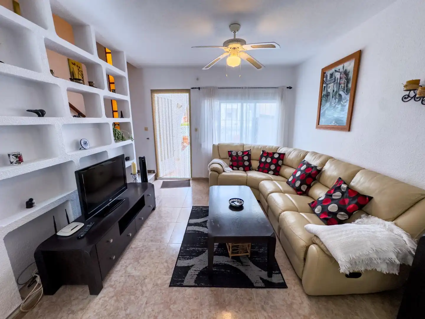 Wohnzimmer von Einfamilien-Reihenhaus zum Verkauf in Torrevieja mit Klimaanlage, Terrasse und Möbliert
