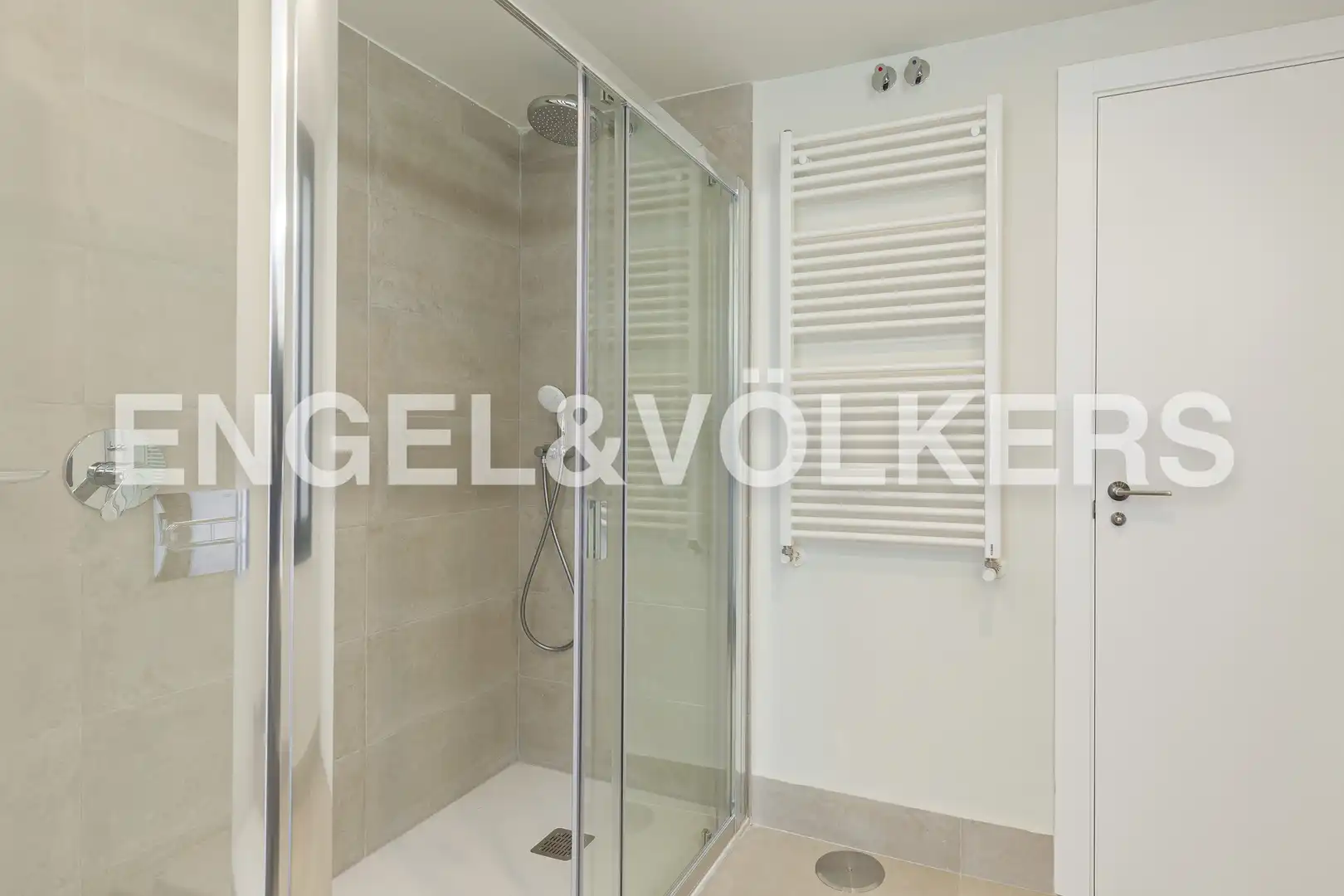 Badezimmer von Wohnung zur Miete in Madrid mit Klimaanlage, Heizung und Balkon