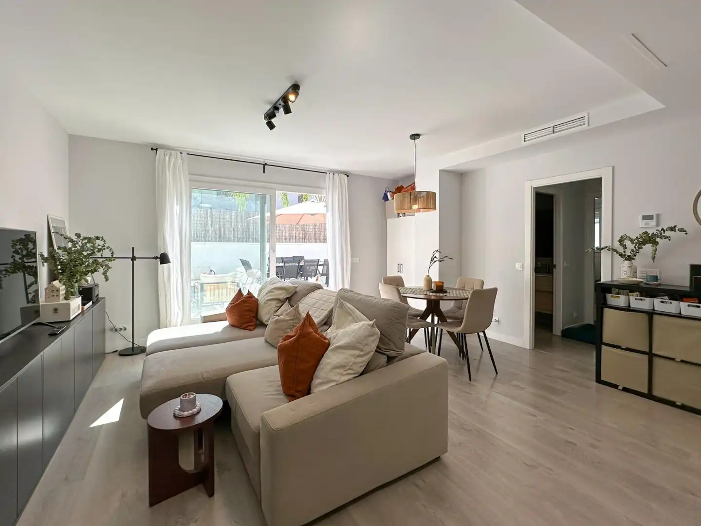 Sala de estar de Planta baja en venta en Mijas con Aire acondicionado, Jardín privado y Terraza