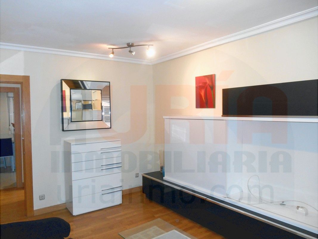 Dormitori de Apartament de lloguer en Oviedo  amb Calefacció, Parquet i Moblat