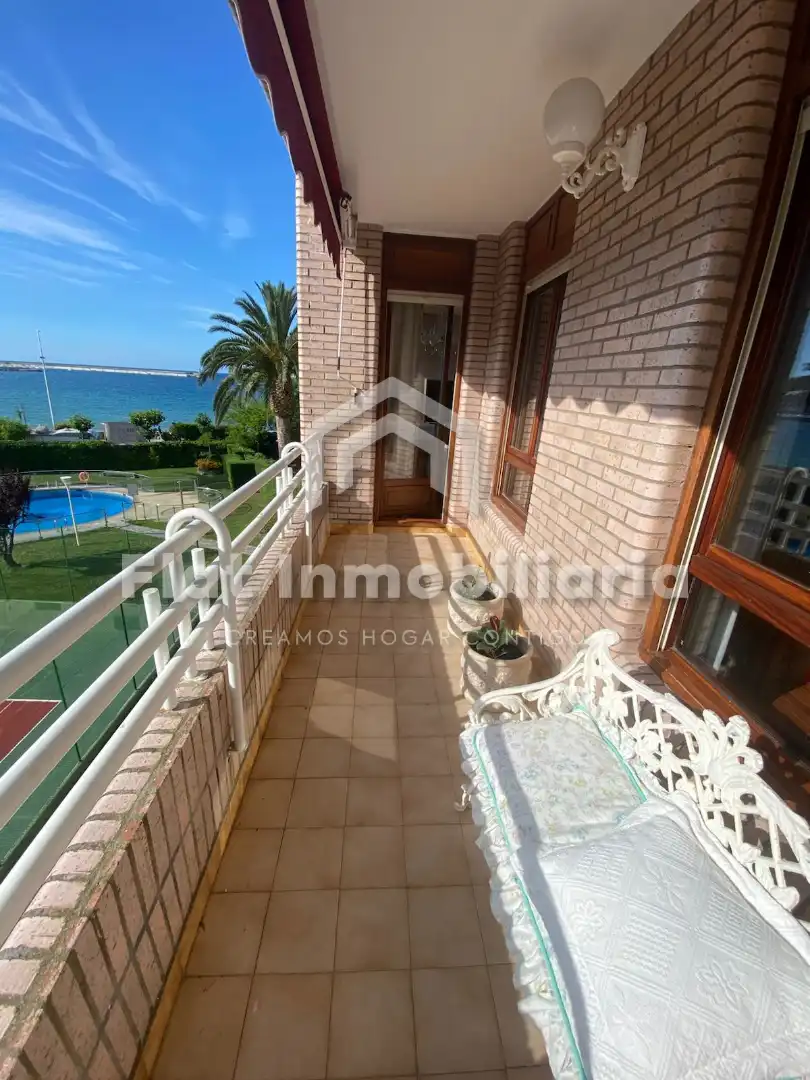 Vista exterior de Piso en venta en Castro-Urdiales con Calefacción, Parquet y Terraza