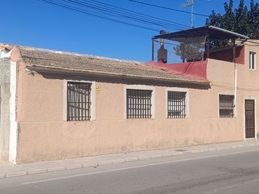 Casa con balcón en venta en Camino de Catral