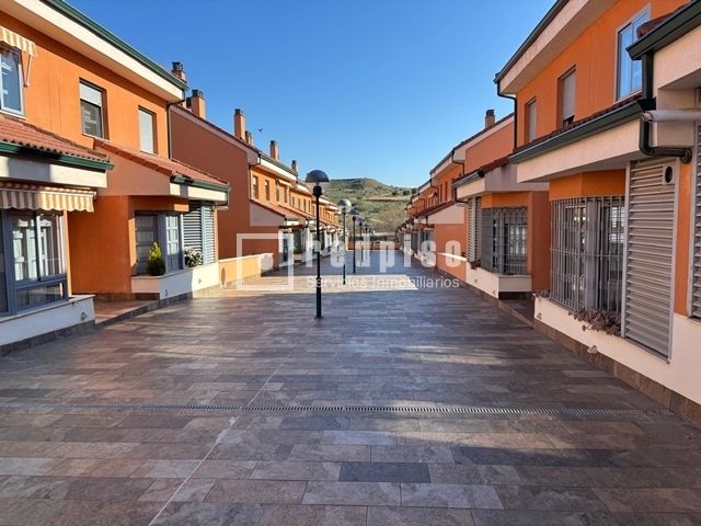 Vista exterior de Casa o xalet en venda en Guadalajara Capital amb Calefacció, Terrassa i Moblat