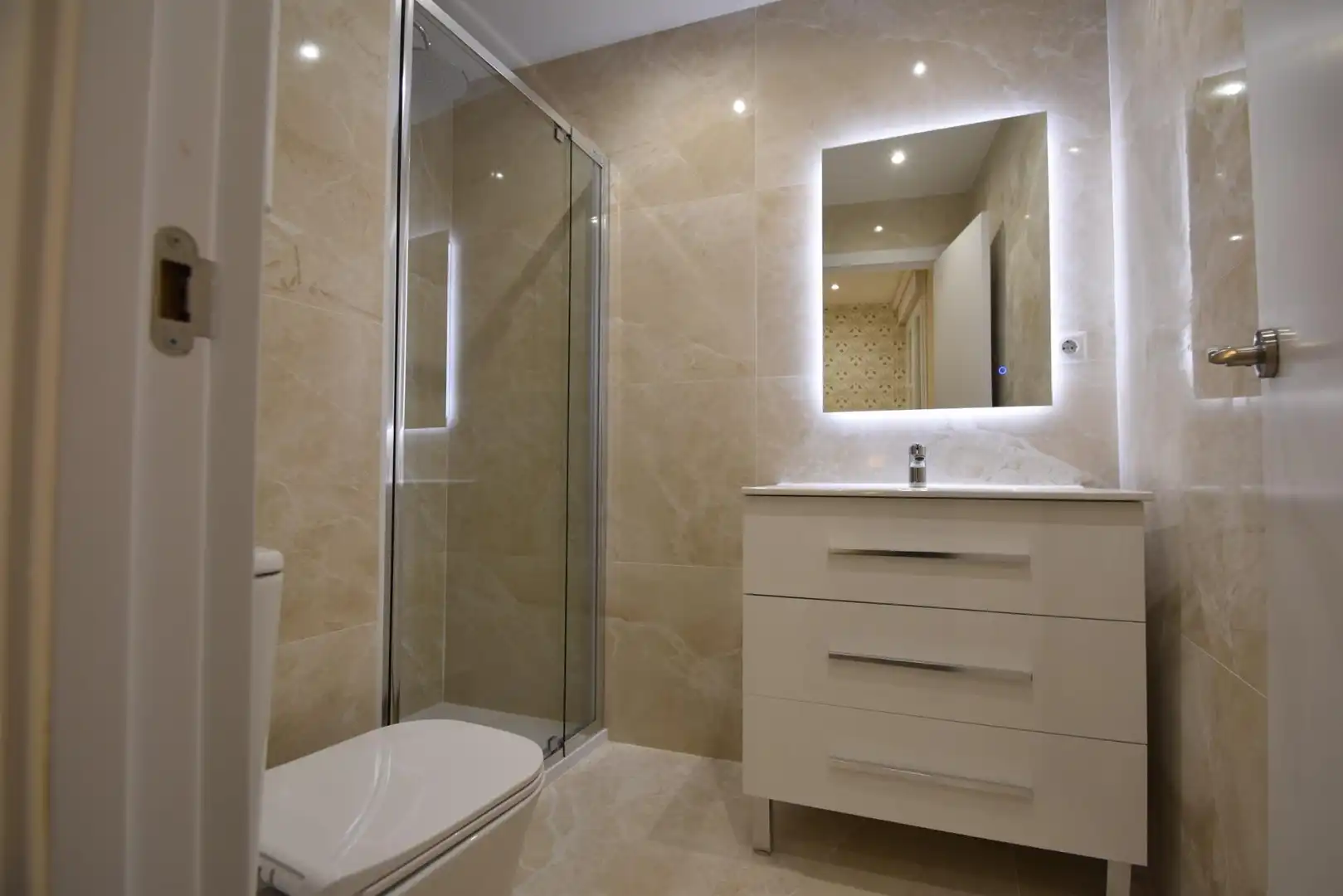 Bany de Apartament en venda en Madrid amb Aire condicionat, Calefacció i Moblat